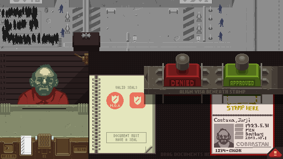 Imagem do jogo 'Papers, Please', mostrando uma tela de controle de imigração com um personagem olhando para documentos, botões de 'aprovado' e 'negado', e um caderno com instruções.
